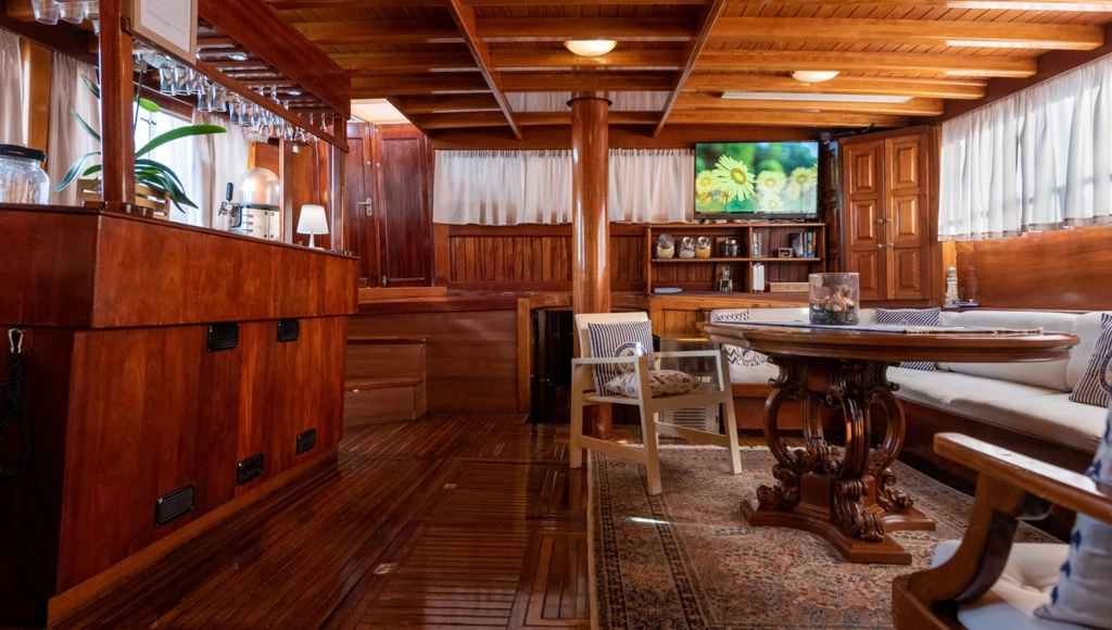 Naviga a bordo di un sontuoso caicco esclusivo alla scoperta delle Isole Eolie, a nord della Sicilia