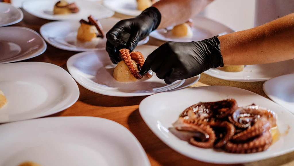 Naviga a bordo di un sontuoso caicco esclusivo alla scoperta delle Isole Eolie, a nord della Sicilia