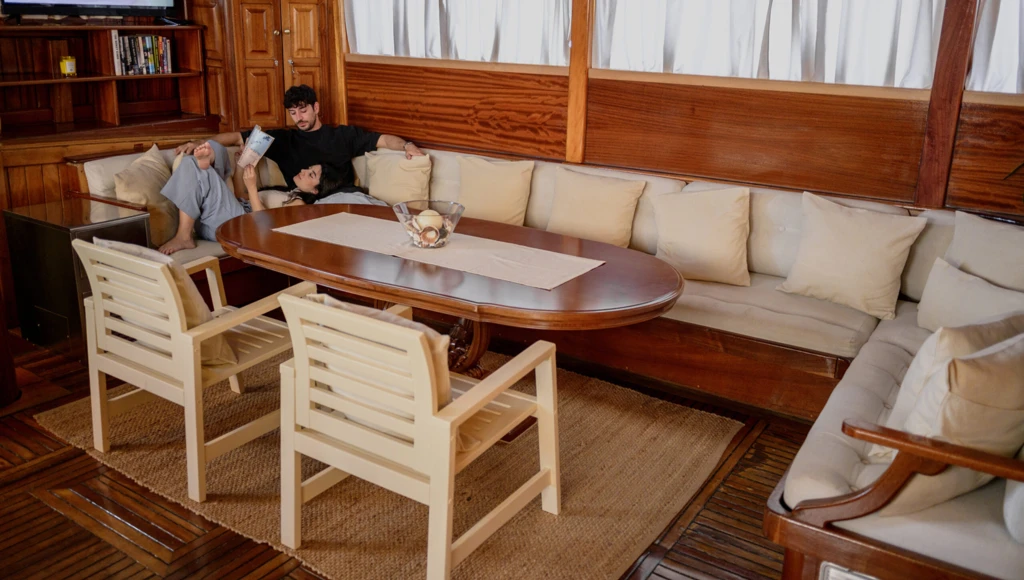 Naviga a bordo di un sontuoso caicco esclusivo alla scoperta delle Isole Eolie, a nord della Sicilia