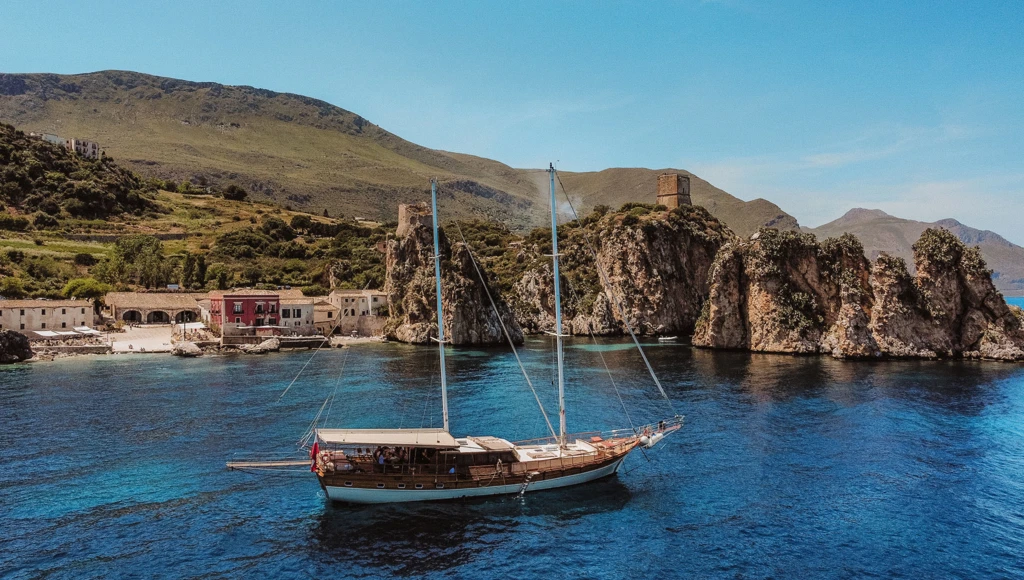 Naviga a bordo di un sontuoso caicco esclusivo alla scoperta delle Isole Eolie, a nord della Sicilia