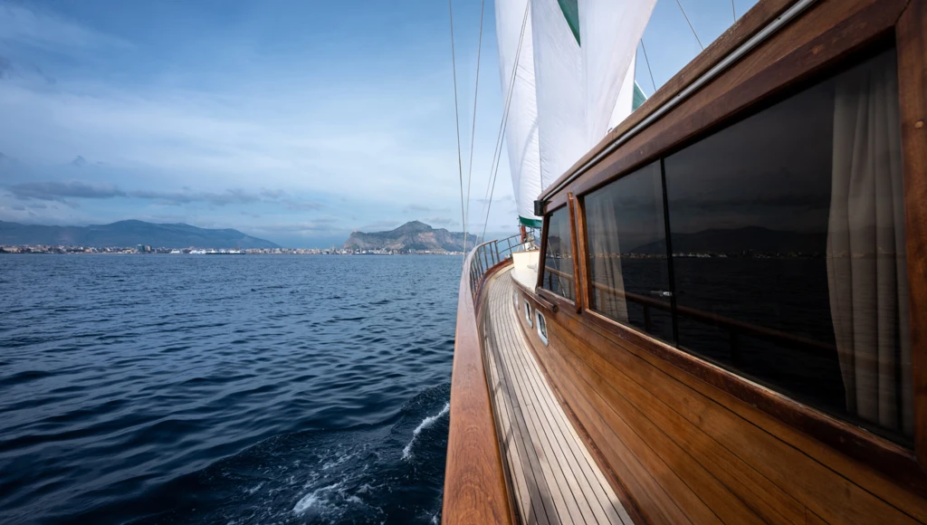 Naviga a bordo di un sontuoso caicco esclusivo alla scoperta delle Isole Eolie, a nord della Sicilia