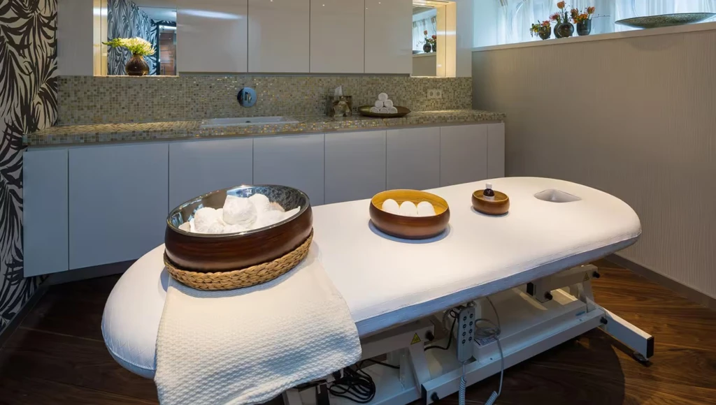 Weingenuss unter den Farben und Aromen der Provence: zwischen sonnigen Weinbergen und französischen Spezialitäten