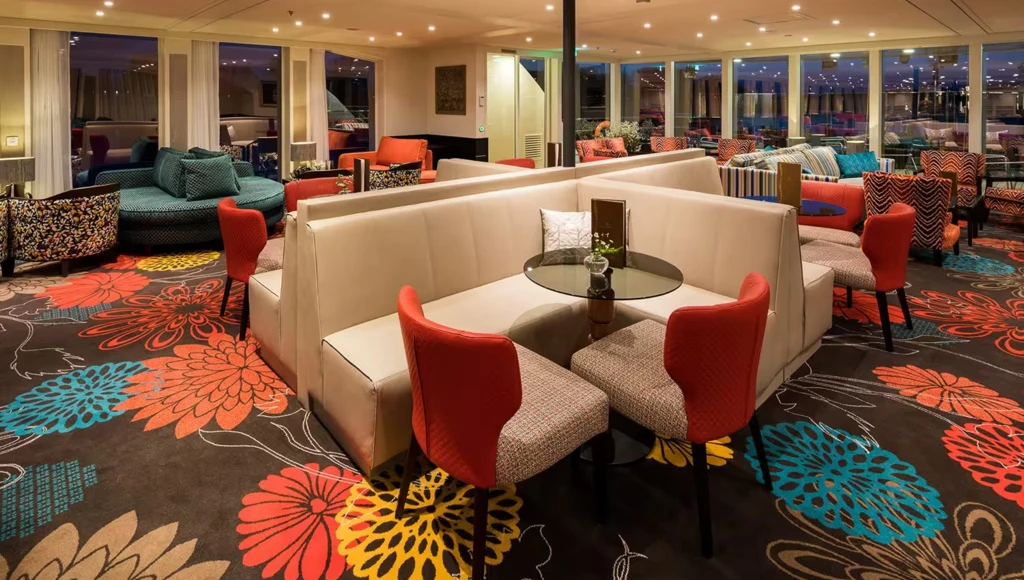 Weingenuss unter den Farben und Aromen der Provence: zwischen sonnigen Weinbergen und französischen Spezialitäten