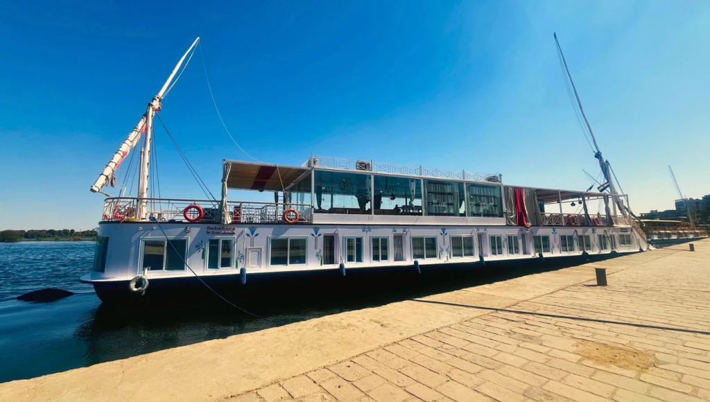 Croisière en Dahabieh sur les eaux sacrées du Nil : une épopée égyptienne, du temple de Karnak aux rives d’Assouan
