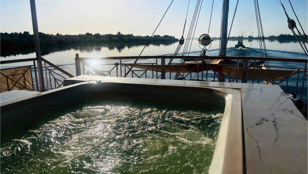 Croisière en Dahabieh sur les eaux sacrées du Nil : une épopée égyptienne, du temple de Karnak aux rives d’Assouan