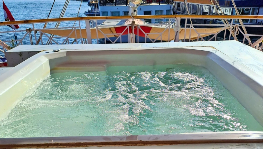 Croisière en Dahabieh sur les eaux sacrées du Nil : une épopée égyptienne, du temple de Karnak aux rives d’Assouan