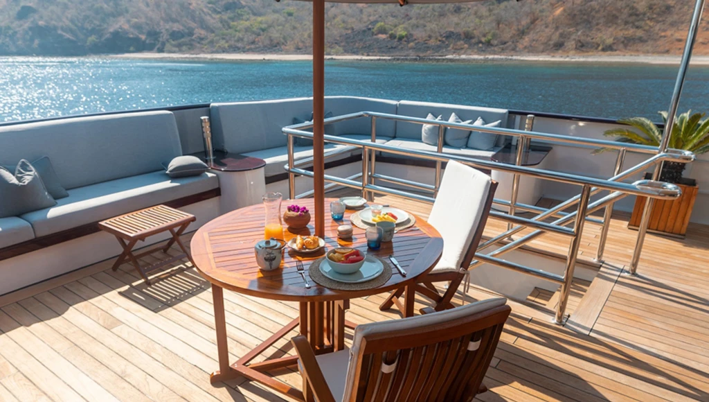 12-tägige Odyssee durch die indonesischen Inseln: Zwischen spektakulären Tauchgängen, einzigartiger Tierwelt und lokalen Traditionen