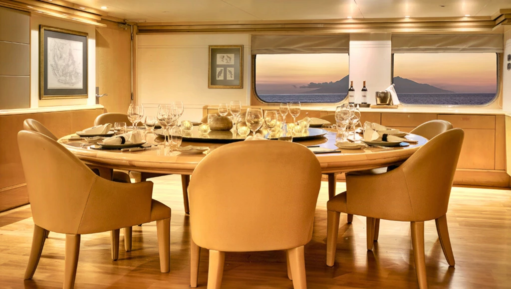 12-tägige Odyssee durch die indonesischen Inseln: Zwischen spektakulären Tauchgängen, einzigartiger Tierwelt und lokalen Traditionen