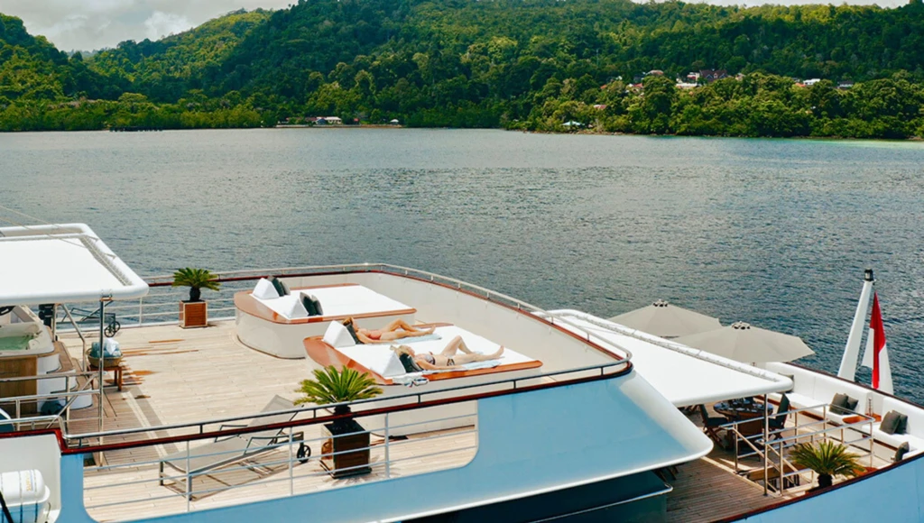 12-tägige Odyssee durch die indonesischen Inseln: Zwischen spektakulären Tauchgängen, einzigartiger Tierwelt und lokalen Traditionen