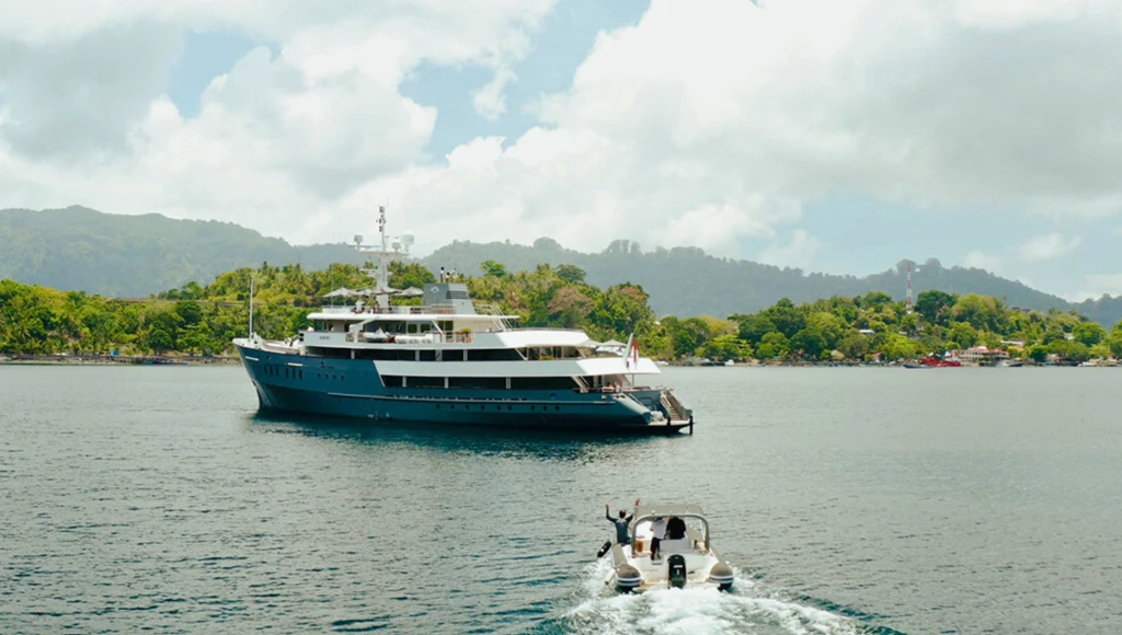 12-tägige Odyssee durch die indonesischen Inseln: Zwischen spektakulären Tauchgängen, einzigartiger Tierwelt und lokalen Traditionen