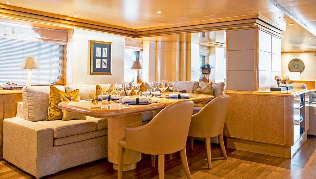 12-tägige Odyssee durch die indonesischen Inseln: Zwischen spektakulären Tauchgängen, einzigartiger Tierwelt und lokalen Traditionen