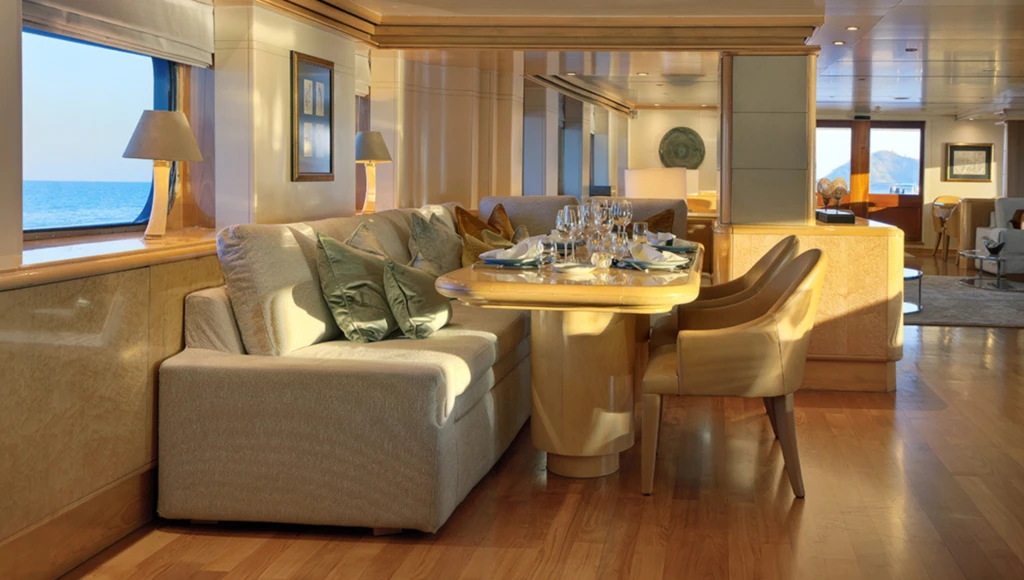 12-tägige Odyssee durch die indonesischen Inseln: Zwischen spektakulären Tauchgängen, einzigartiger Tierwelt und lokalen Traditionen