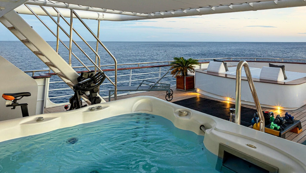 12-tägige Odyssee durch die indonesischen Inseln: Zwischen spektakulären Tauchgängen, einzigartiger Tierwelt und lokalen Traditionen