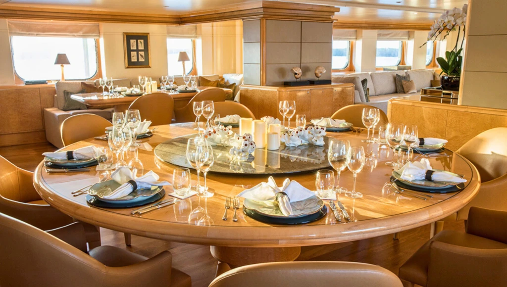 12-tägige Odyssee durch die indonesischen Inseln: Zwischen spektakulären Tauchgängen, einzigartiger Tierwelt und lokalen Traditionen