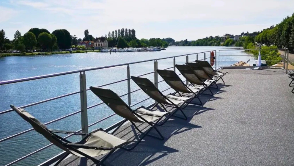 Advent colors on a houseboat hotel: a magical 4-day trip between Bruges, Ghent, and their Christmas markets
