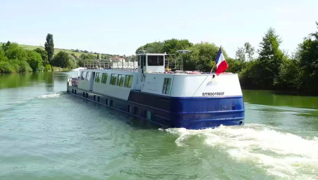 Advent colors on a houseboat hotel: a magical 4-day trip between Bruges, Ghent, and their Christmas markets