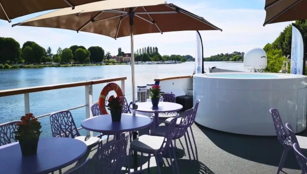 Advent colors on a houseboat hotel: a magical 4-day trip between Bruges, Ghent, and their Christmas markets