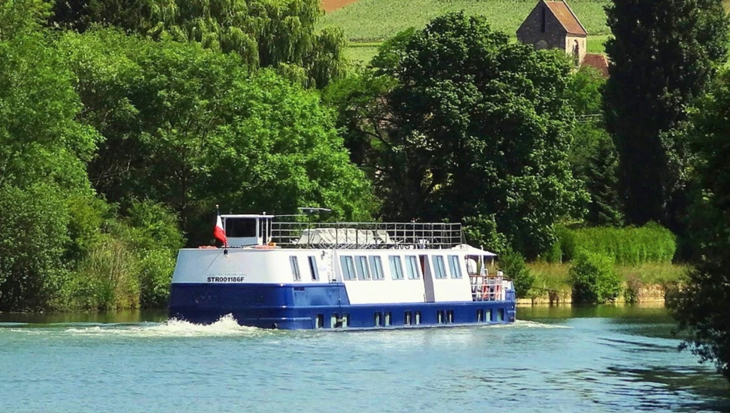 Advent colors on a houseboat hotel: a magical 4-day trip between Bruges, Ghent, and their Christmas markets