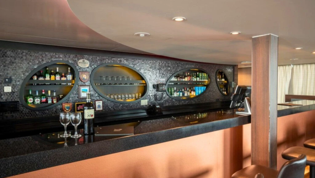 Spitzbergen, zwischen Meer und Eis: Reise ins Herz der Arktis und in die wilden Welten des hohen Nordens