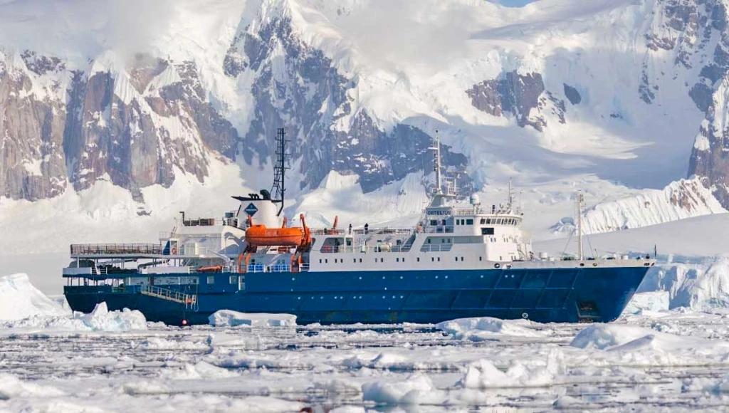 Expedición de 8 días al norte de Svalbard: entre fiordos helados, paisajes espectaculares y fauna salvaje