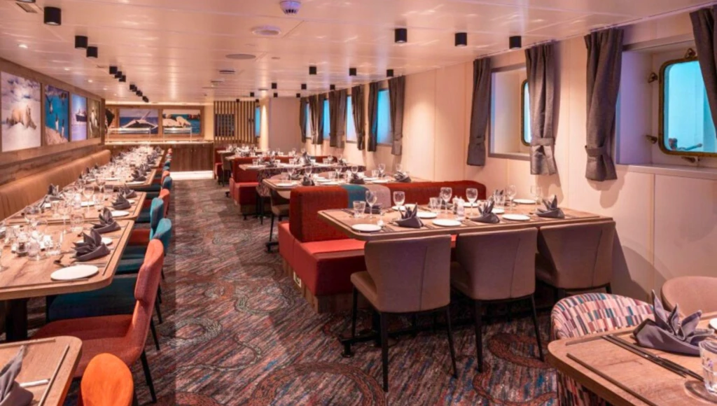 Expedición de 8 días al norte de Svalbard: entre fiordos helados, paisajes espectaculares y fauna salvaje