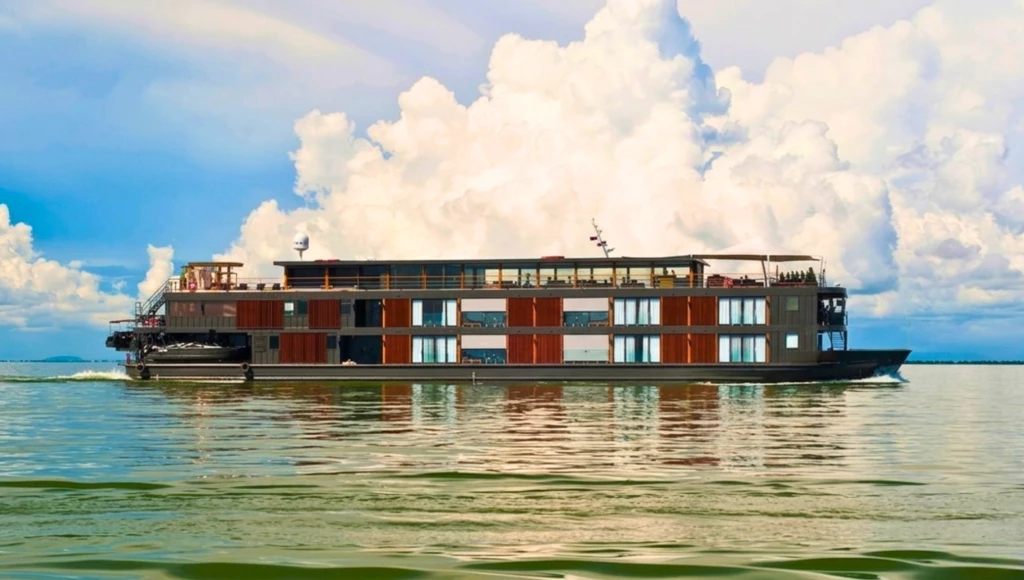 4-night river escape immersed in the calm waters of the Mekong, between Vietnam and Cambodia