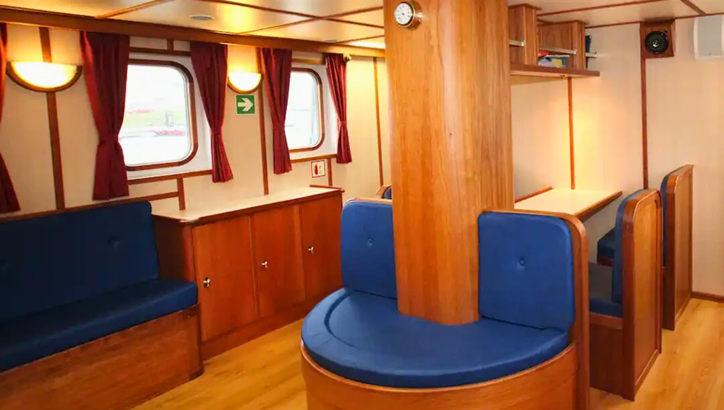 De Longyearbyen aux fjords sauvages : exploration estivale du Spitzberg à bord d'un magnifique voilier, entre toundras fleuries et glaces éternelles