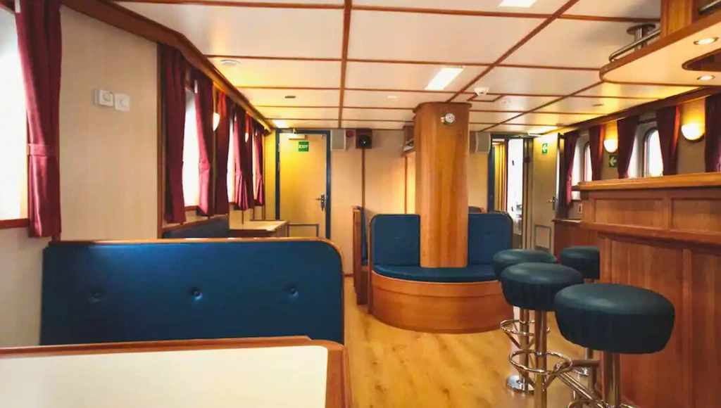 De Longyearbyen aux fjords sauvages : exploration estivale du Spitzberg à bord d'un magnifique voilier, entre toundras fleuries et glaces éternelles