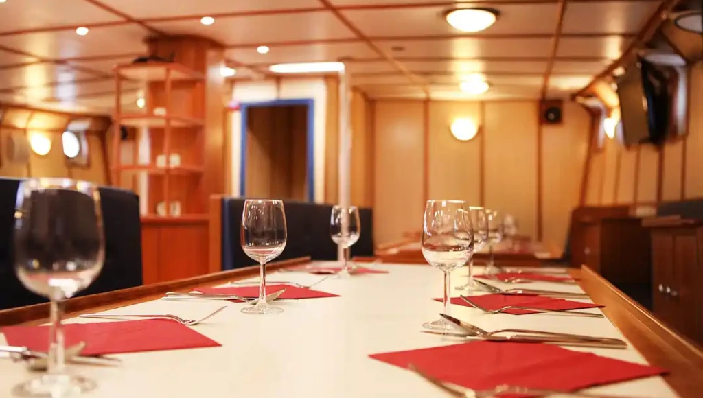 De Longyearbyen aux fjords sauvages : exploration estivale du Spitzberg à bord d'un magnifique voilier, entre toundras fleuries et glaces éternelles