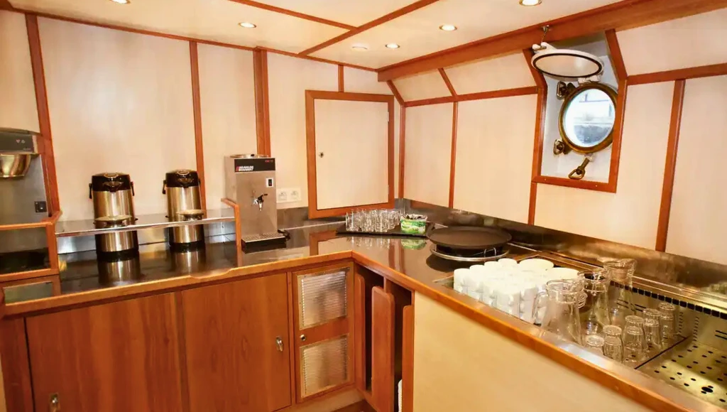 De Longyearbyen aux fjords sauvages : exploration estivale du Spitzberg à bord d'un magnifique voilier, entre toundras fleuries et glaces éternelles