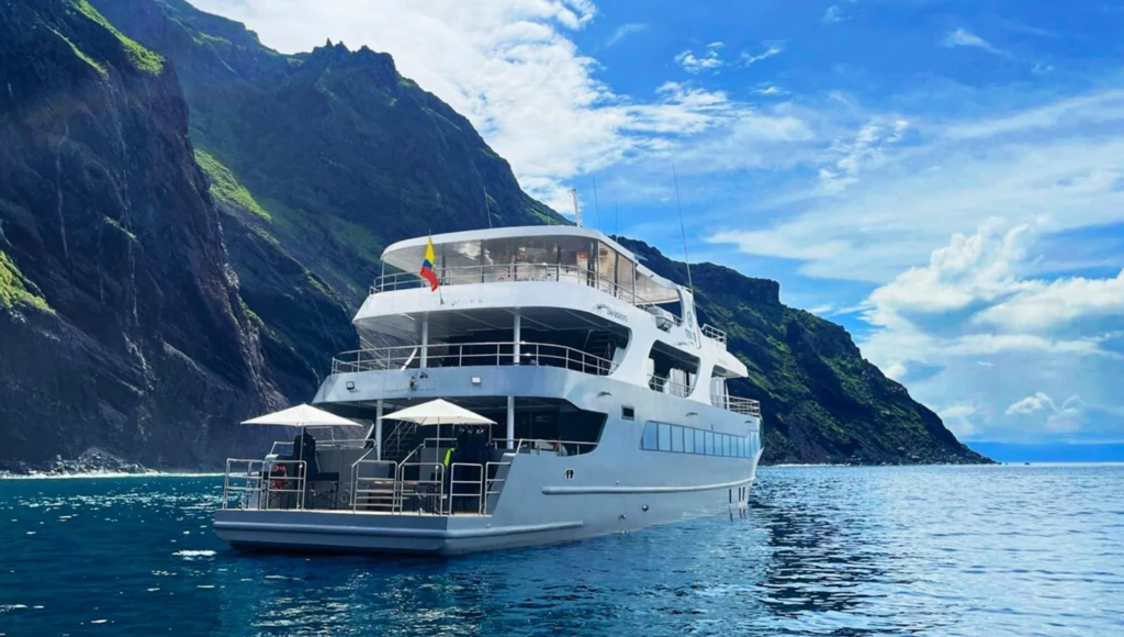 Évasion maritime d’exception en 5 jours : cap sur les secrets de Floreana et les joyaux de Mosquera, à la découverte envoûtante des Galápagos