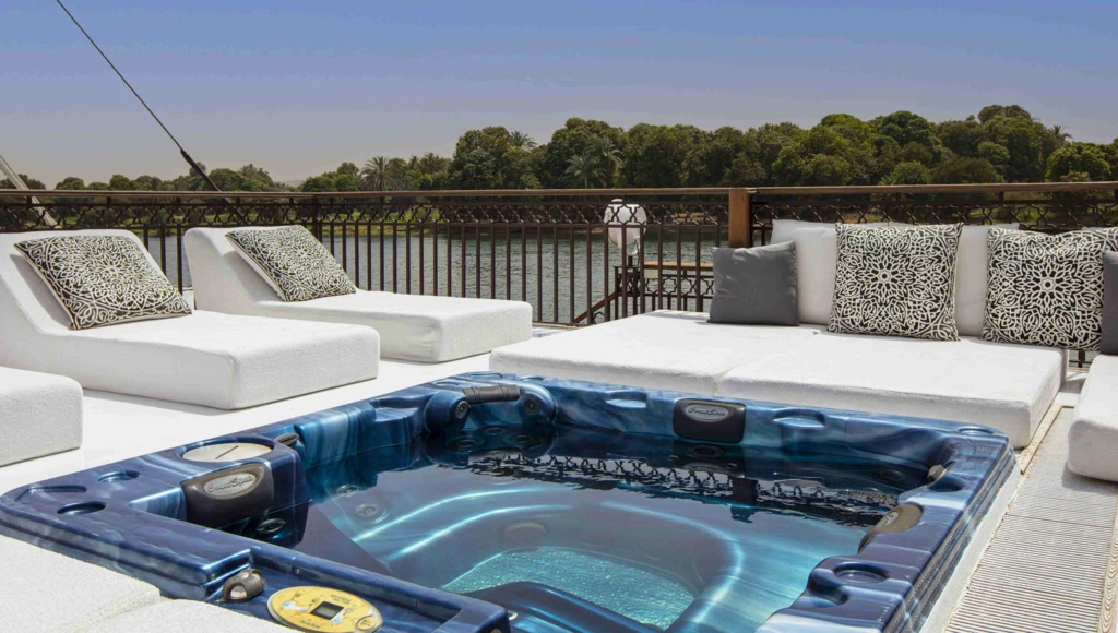 Navigation privée de 6 jours en dahabieh : de Louxor à Assouan, entre escales culturelles, luxe discret et moments de détente