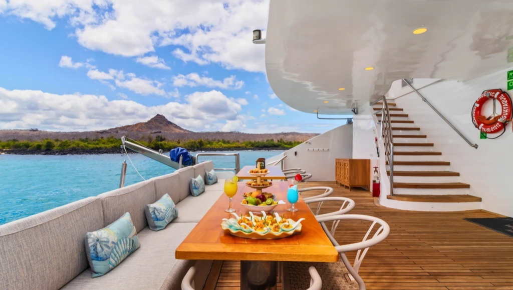 Escapade aux Galápagos : 4 jours à la rencontre des merveilles naturelles de l'archipel, entre sable vert et oiseaux aux pieds bleus