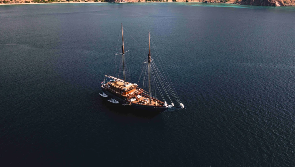 5 days of adventure and serenity in the Flores Sea, from Kelor to Sebayur, between wild islands and turquoise lagoons