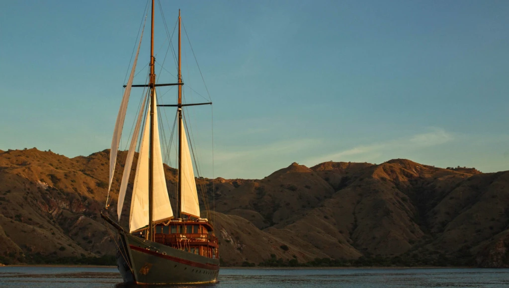 5 days of adventure and serenity in the Flores Sea, from Kelor to Sebayur, between wild islands and turquoise lagoons