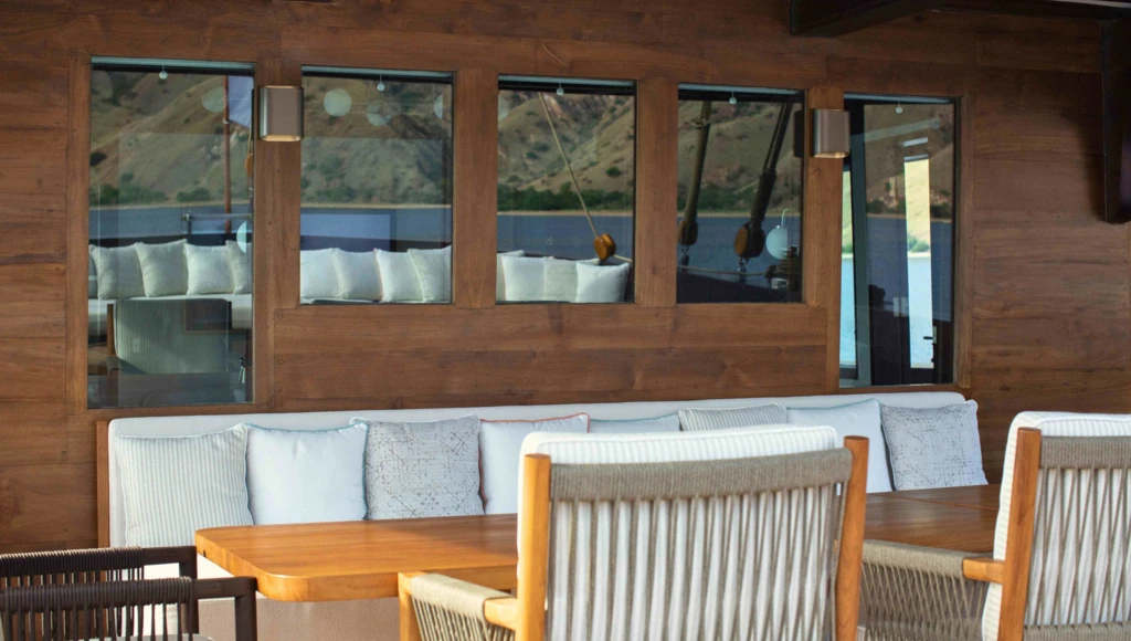 5 days of adventure and serenity in the Flores Sea, from Kelor to Sebayur, between wild islands and turquoise lagoons