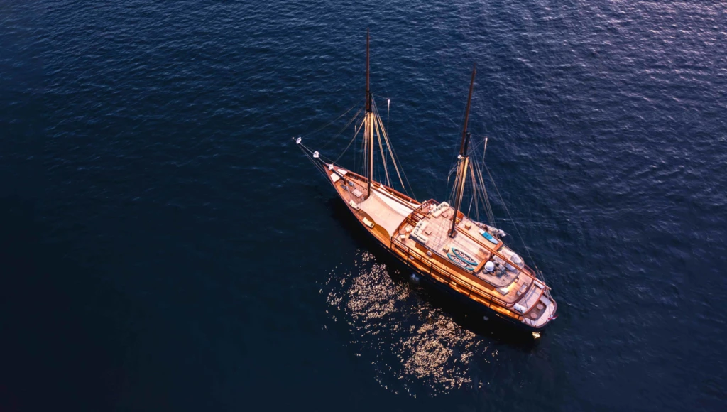 5 days of adventure and serenity in the Flores Sea, from Kelor to Sebayur, between wild islands and turquoise lagoons