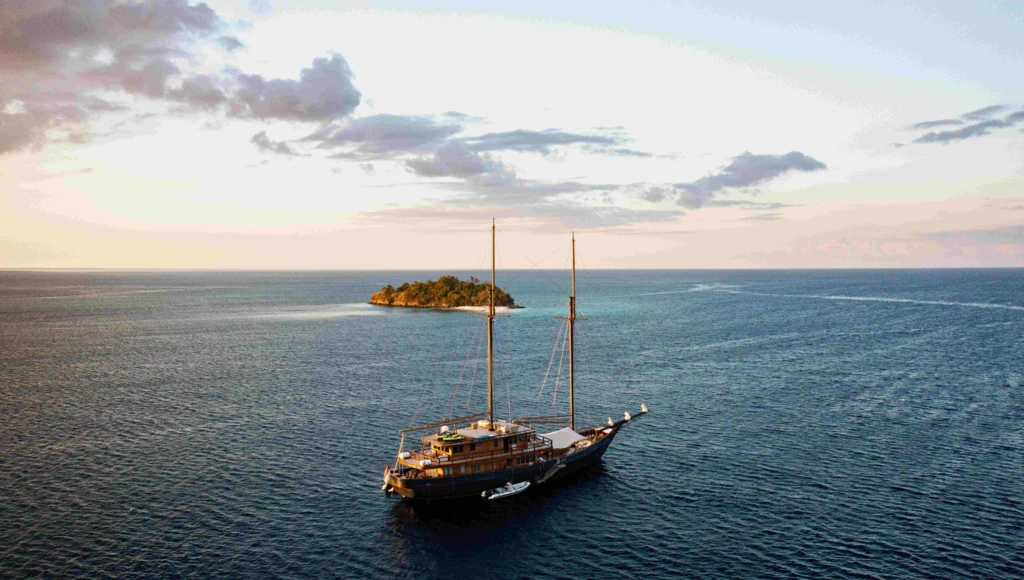 5 days of adventure and serenity in the Flores Sea, from Kelor to Sebayur, between wild islands and turquoise lagoons