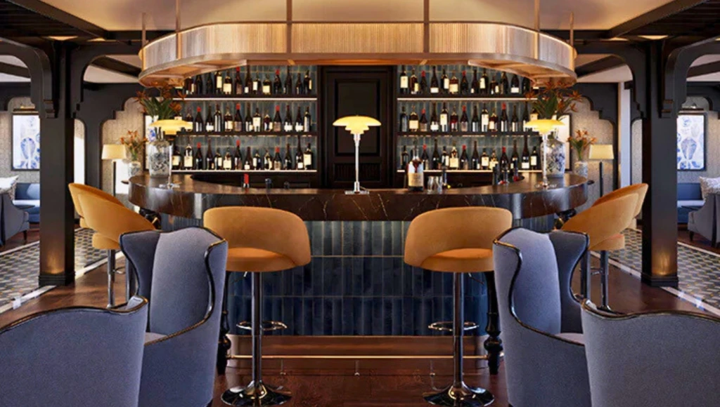 Entre Mékong sacré, baie d'Ha Long et temples d'Angkor : un voyage immersif de 18 jours au cœur des traditions et du patrimoine d'Asie du Sud-Est