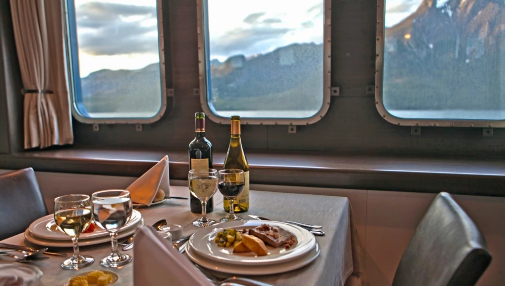 Patagonian journey from Ushuaia to Punta Arenas: 5 days of discovery through the fjords and glaciers of Patagonia, from the Beagle Channel to the Strait of Magellan