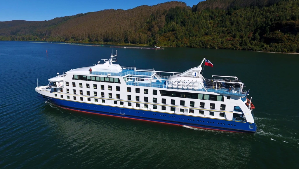 At the edge of wild Patagonia: a 5-day cruise between the fjords and glaciers of Tierra del Fuego, from Punta Arenas to Ushuaia