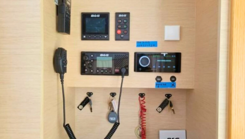 Long-distance sailing trip from Corsica to Martinique: four weeks learning ocean navigation on Yannick Bestaven's sailboat, bound for the Caribbean.