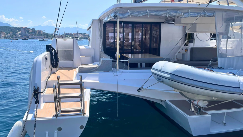 Long-distance sailing trip from Corsica to Martinique: four weeks learning ocean navigation on Yannick Bestaven's sailboat, bound for the Caribbean.