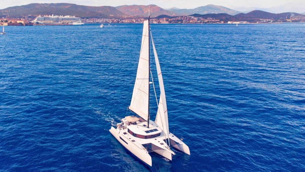 Long-distance sailing trip from Corsica to Martinique: four weeks learning ocean navigation on Yannick Bestaven's sailboat, bound for the Caribbean.