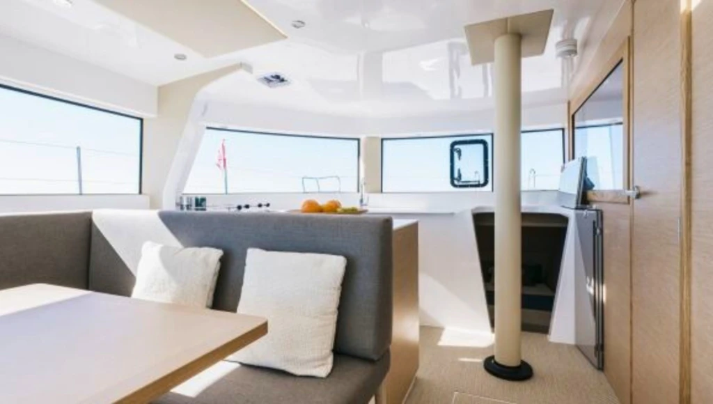 Long-distance sailing trip from Corsica to Martinique: four weeks learning ocean navigation on Yannick Bestaven's sailboat, bound for the Caribbean.