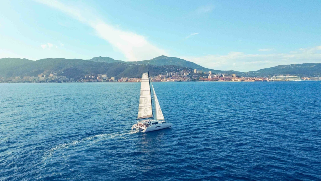 Long-distance sailing trip from Corsica to Martinique: four weeks learning ocean navigation on Yannick Bestaven's sailboat, bound for the Caribbean.
