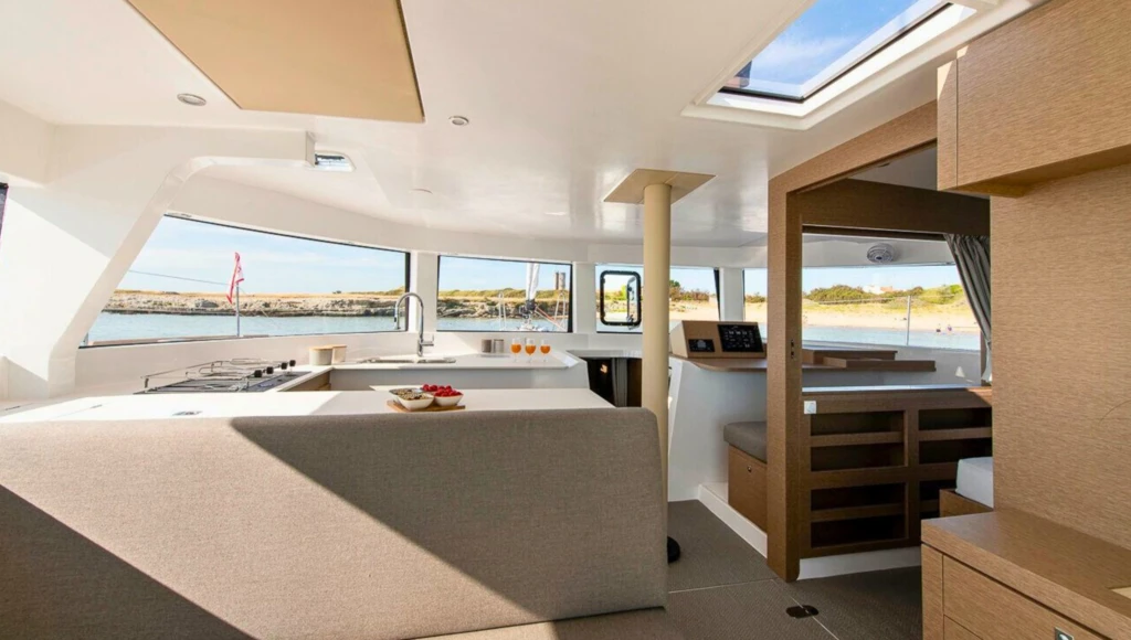 Long-distance sailing trip from Corsica to Martinique: four weeks learning ocean navigation on Yannick Bestaven's sailboat, bound for the Caribbean.