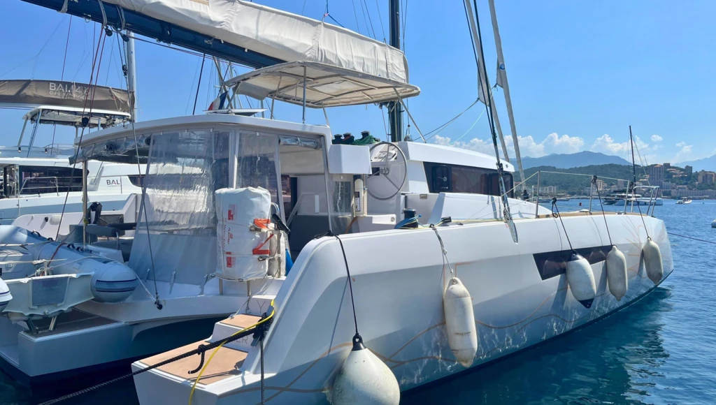 Long-distance sailing trip from Corsica to Martinique: four weeks learning ocean navigation on Yannick Bestaven's sailboat, bound for the Caribbean.