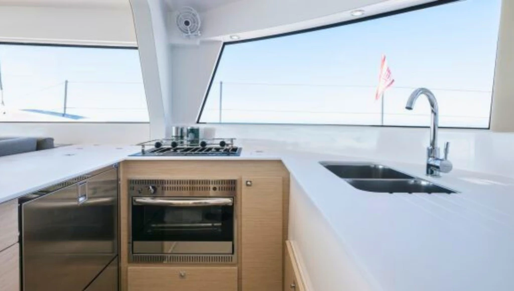 Long-distance sailing trip from Corsica to Martinique: four weeks learning ocean navigation on Yannick Bestaven's sailboat, bound for the Caribbean.