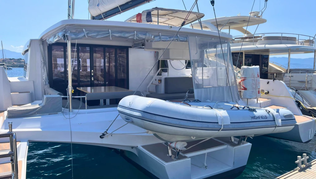 Long-distance sailing trip from Corsica to Martinique: four weeks learning ocean navigation on Yannick Bestaven's sailboat, bound for the Caribbean.